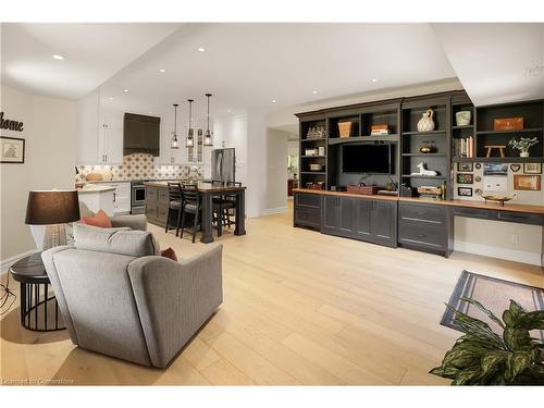 515 Ridge Road E, Grimsby, ON - Indoor Photo Showing Living Room