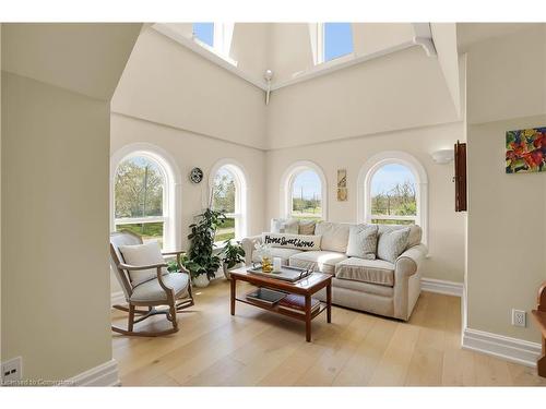 515 Ridge Road E, Grimsby, ON - Indoor Photo Showing Living Room