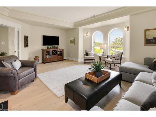 515 Ridge Road E, Grimsby, ON - Indoor Photo Showing Living Room