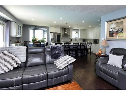 100 Stone Church Road E, Hamilton, ON - Indoor Photo Showing Living Room