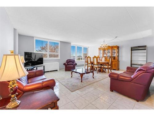 208-99 Donn Avenue, Hamilton, ON - Indoor Photo Showing Living Room