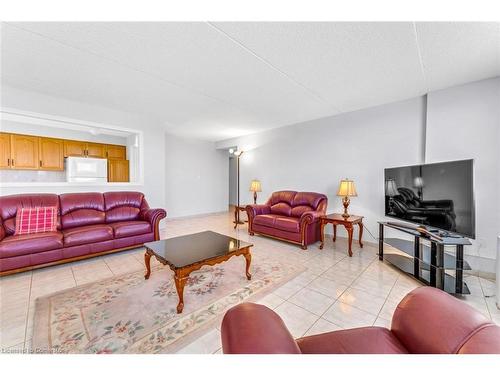 208-99 Donn Avenue, Hamilton, ON - Indoor Photo Showing Living Room