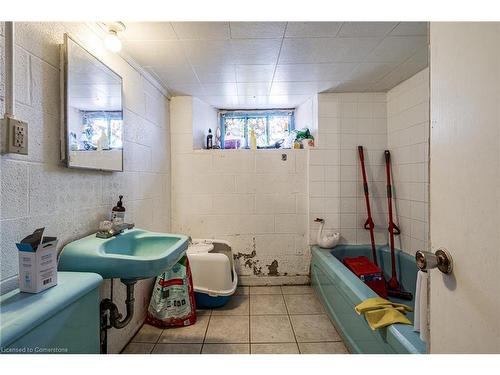 97 Augusta Street, Hamilton, ON - Indoor Photo Showing Bathroom