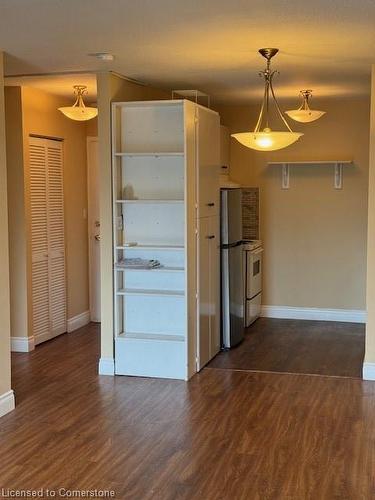 702-141 Catharine Street S, Hamilton, ON - Indoor Photo Showing Kitchen