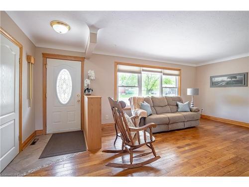 11 Glengarry Road, St. Catharines, ON - Indoor Photo Showing Living Room