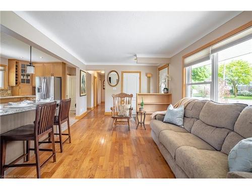 11 Glengarry Road, St. Catharines, ON - Indoor Photo Showing Living Room