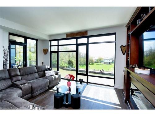 303-38 Harbour Street, Port Dover, ON - Indoor Photo Showing Living Room