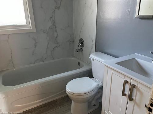 511 Pine Street, Dunnville, ON - Indoor Photo Showing Bathroom