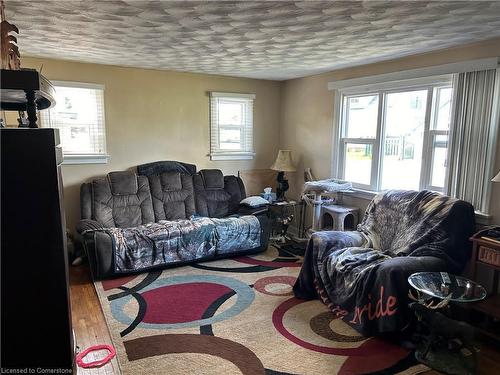 511 Pine Street, Dunnville, ON - Indoor Photo Showing Living Room