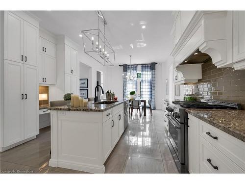 18 Legacy Lane, Hamilton, ON - Indoor Photo Showing Kitchen With Upgraded Kitchen