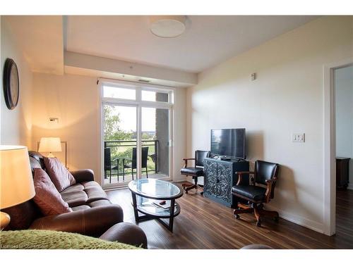 230-5010 Corporate Drive, Burlington, ON - Indoor Photo Showing Living Room