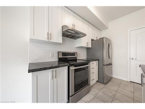 391 Athabasca Common, Oakville, ON - Indoor Photo Showing Kitchen