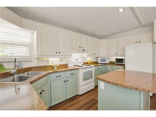 278-3033 Townline Road, Stevensville, ON - Indoor Photo Showing Kitchen With Double Sink