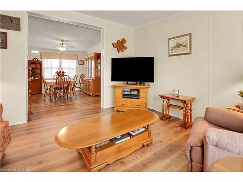 278-3033 Townline Road, Stevensville, ON - Indoor Photo Showing Living Room