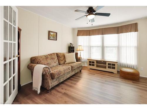 278-3033 Townline Road, Stevensville, ON - Indoor Photo Showing Living Room