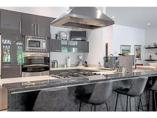 10 David Lowrey Court, Niagara-On-The-Lake, ON - Indoor Photo Showing Kitchen With Stainless Steel Kitchen With Upgraded Kitchen