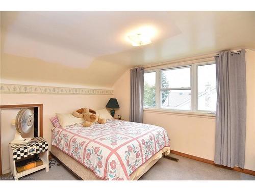 647 Limeridge Road E, Hamilton, ON - Indoor Photo Showing Bedroom