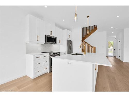 27 Kingfisher Drive, Hamilton, ON - Indoor Photo Showing Kitchen With Upgraded Kitchen