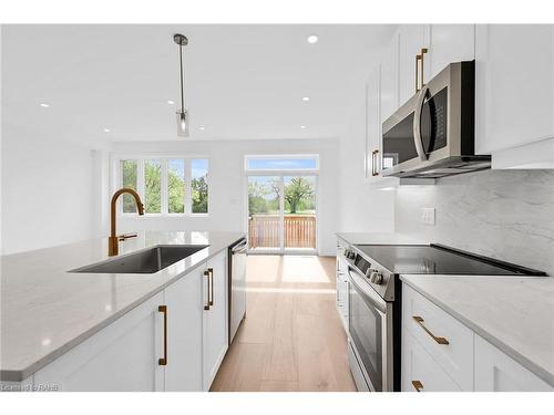 27 Kingfisher Drive, Hamilton, ON - Indoor Photo Showing Kitchen With Upgraded Kitchen