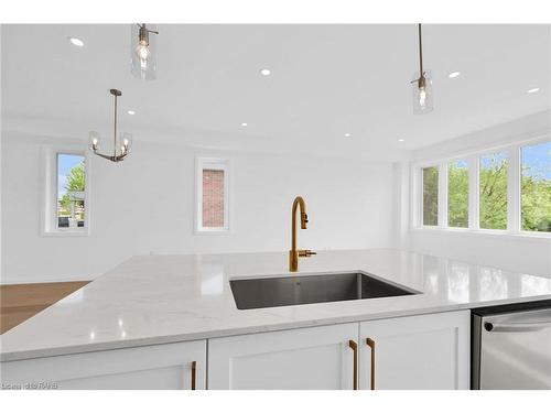 27 Kingfisher Drive, Hamilton, ON - Indoor Photo Showing Kitchen