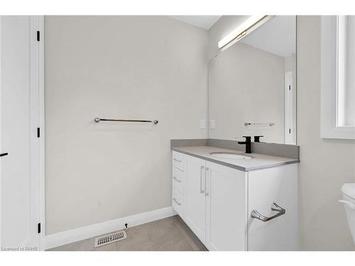 27 Kingfisher Drive, Hamilton, ON - Indoor Photo Showing Bathroom