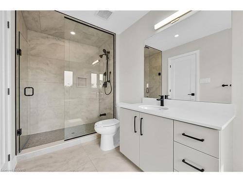 27 Kingfisher Drive, Hamilton, ON - Indoor Photo Showing Bathroom