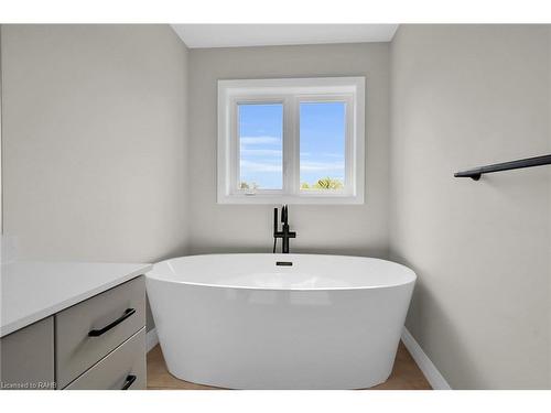 27 Kingfisher Drive, Hamilton, ON - Indoor Photo Showing Bathroom