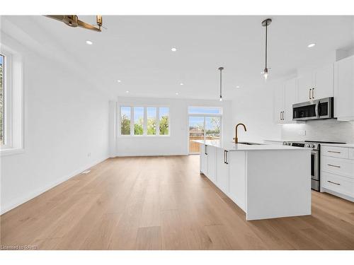 27 Kingfisher Drive, Hamilton, ON - Indoor Photo Showing Kitchen With Upgraded Kitchen