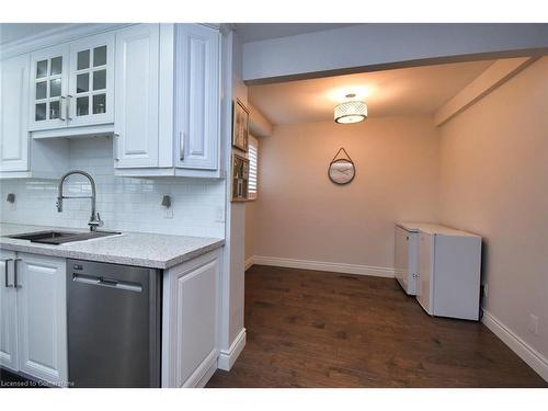 14 Thistle Lane, Dundas, ON - Indoor Photo Showing Kitchen With Upgraded Kitchen