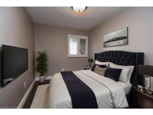 14 Thistle Lane, Dundas, ON - Indoor Photo Showing Bedroom