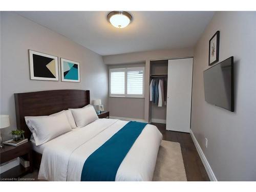 14 Thistle Lane, Dundas, ON - Indoor Photo Showing Bedroom