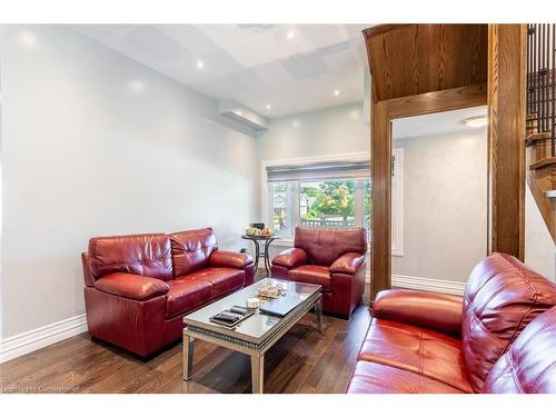 90 Main Street E, Grimsby, ON - Indoor Photo Showing Living Room