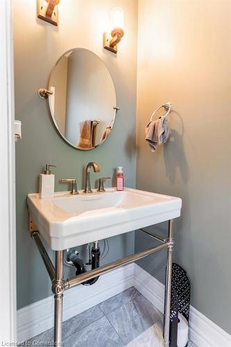 90 Main Street E, Grimsby, ON - Indoor Photo Showing Bathroom