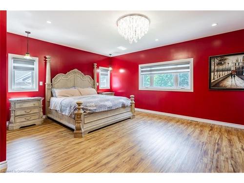 90 Main Street E, Grimsby, ON - Indoor Photo Showing Bedroom