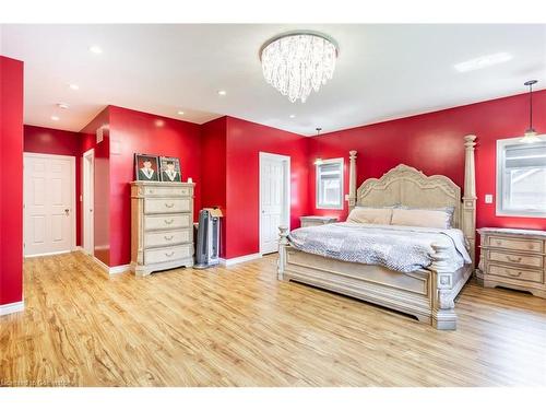 90 Main Street E, Grimsby, ON - Indoor Photo Showing Bedroom