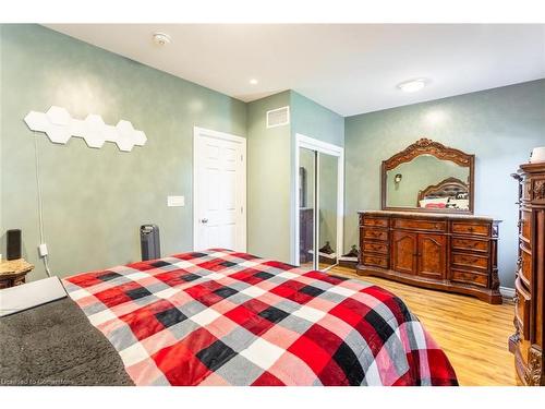 90 Main Street E, Grimsby, ON - Indoor Photo Showing Bedroom