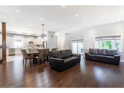 90 Main Street E, Grimsby, ON - Indoor Photo Showing Living Room