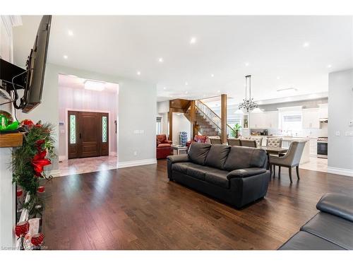 90 Main Street E, Grimsby, ON - Indoor Photo Showing Living Room