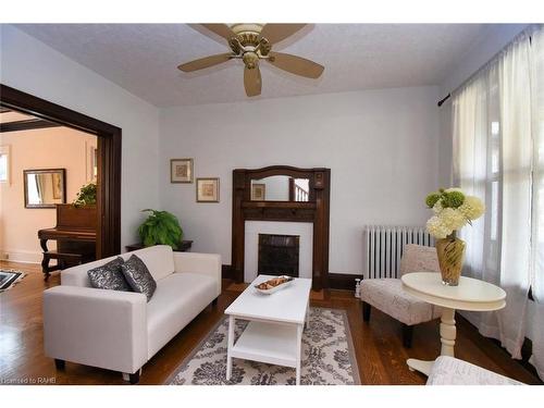 185 Fairleigh Avenue S, Hamilton, ON - Indoor Photo Showing Living Room