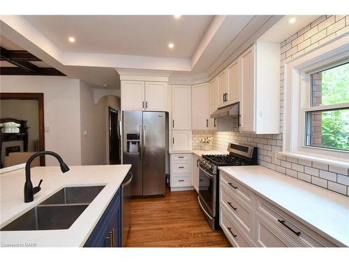 185 Fairleigh Avenue S, Hamilton, ON - Indoor Photo Showing Kitchen With Double Sink With Upgraded Kitchen