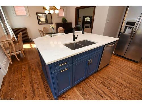 185 Fairleigh Avenue S, Hamilton, ON - Indoor Photo Showing Kitchen With Double Sink