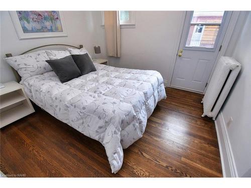 185 Fairleigh Avenue S, Hamilton, ON - Indoor Photo Showing Bedroom