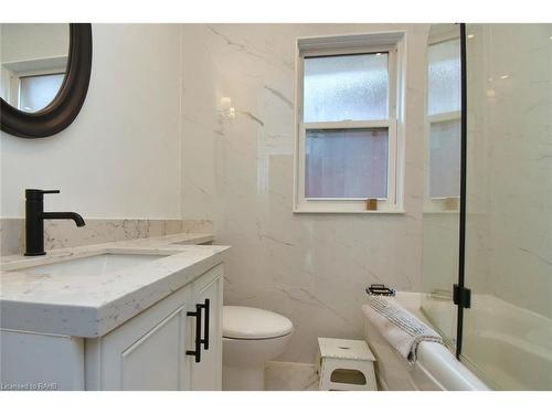 185 Fairleigh Avenue S, Hamilton, ON - Indoor Photo Showing Bathroom