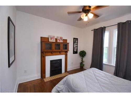 185 Fairleigh Avenue S, Hamilton, ON - Indoor Photo Showing Bedroom