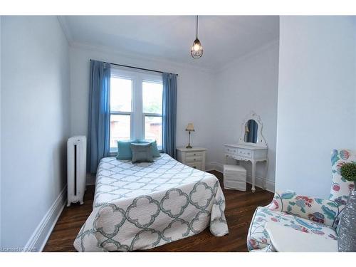 185 Fairleigh Avenue S, Hamilton, ON - Indoor Photo Showing Bedroom