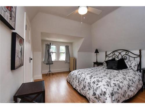 185 Fairleigh Avenue S, Hamilton, ON - Indoor Photo Showing Bedroom