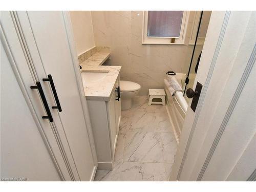 185 Fairleigh Avenue S, Hamilton, ON - Indoor Photo Showing Bathroom