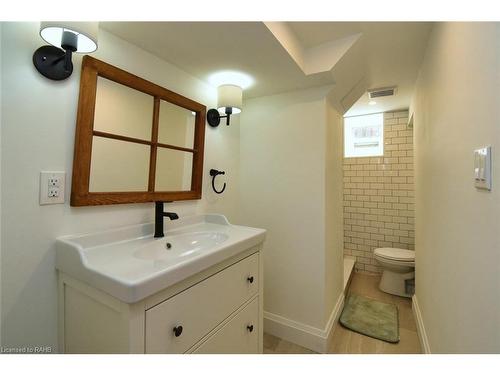 185 Fairleigh Avenue S, Hamilton, ON - Indoor Photo Showing Bathroom