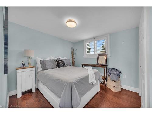 864 South Coast Drive, Peacock Point, ON - Indoor Photo Showing Bedroom