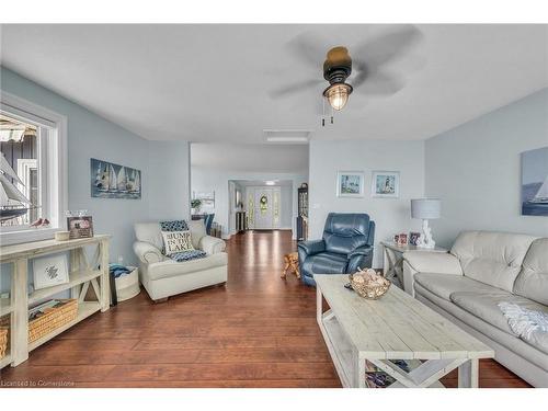 864 South Coast Drive, Peacock Point, ON - Indoor Photo Showing Living Room